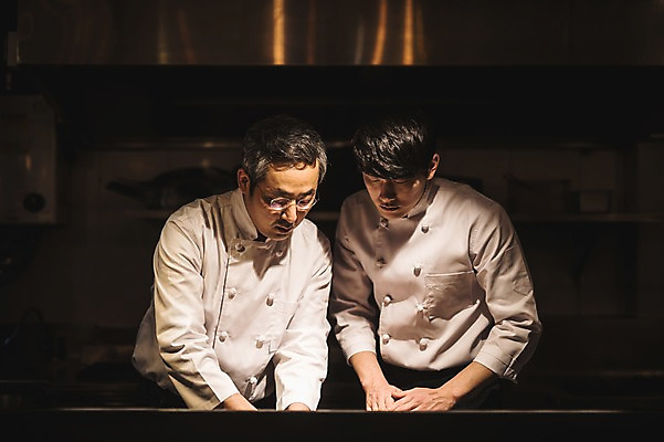 포토 JPG 응시 남자 40대 피자 실내 설명 사람 상반신 20대 두명 앞모습 주방 요리사 한국인 가르침 고수 조리복 제자 실습 신입 남자만 국내포토 직업 시선 교육 뷰포인트 중년 유니폼 모션 패스트푸드 서양음식 동양인 청년 내부 향신료 파일형식