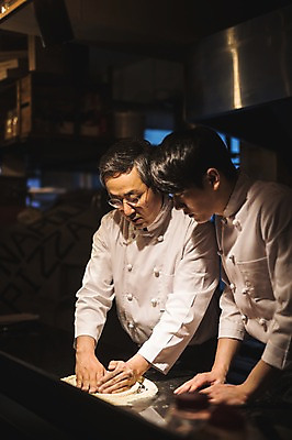 포토 JPG 응시 남자 40대 피자 실내 설명 사람 상반신 20대 두명 옆모습 주방 요리사 한국인 가르침 고수 조리복 밀가루 제자 실습 밀가루반죽 도우 신입 남자만 국내포토 직업 시선 교육 뷰포인트 중년 유니폼 모션 패스트푸드 서양음식 동양인 청년 내부 가루 향신료 반죽 파일형식