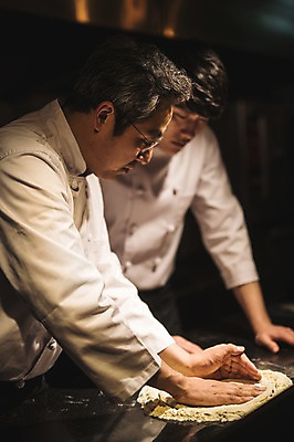 포토 JPG 응시 남자 40대 피자 실내 사람 상반신 20대 두명 옆모습 요리사 한국인 가르침 고수 조리복 집중 밀가루 제자 실습 밀가루반죽 도우 신입 남자만 국내포토 직업 시선 교육 뷰포인트 중년 컨셉 유니폼 패스트푸드 서양음식 동양인 청년 내부 가루 향신료 반죽 파일형식