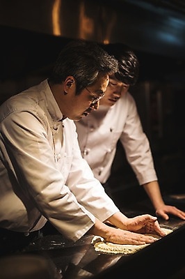 포토 JPG 응시 남자 40대 피자 실내 설명 사람 상반신 20대 두명 앞모습 옆모습 주방 요리사 한국인 가르침 고수 조리복 집중 밀가루 제자 실습 밀가루반죽 도우 신입 남자만 국내포토 직업 시선 교육 뷰포인트 중년 컨셉 유니폼 모션 패스트푸드 서양음식 동양인 청년 내부 가루 향신료 반죽 파일형식