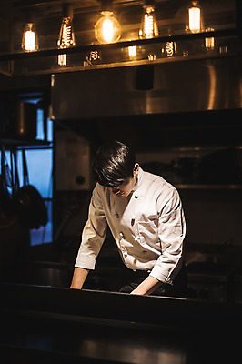 포토 JPG 응시 남자 전등 피자 실내 한명 사람 상반신 20대 옆모습 주방 요리사 한국인 조리복 집중 실습 신입 성인남자한명만 국내포토 직업 1 시선 뷰포인트 컨셉 유니폼 조명 패스트푸드 서양음식 동양인 청년 내부 남자한명만 성인남자만 파일형식