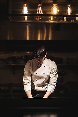 포토 JPG 응시 남자 전등 피자 실내 한명 사람 상반신 20대 앞모습 주방 요리사 한국인 조리복 집중 실습 신입 성인남자한명만 국내포토 직업 1 시선 뷰포인트 컨셉 유니폼 조명 패스트푸드 서양음식 동양인 청년 내부 남자한명만 성인남자만 파일형식