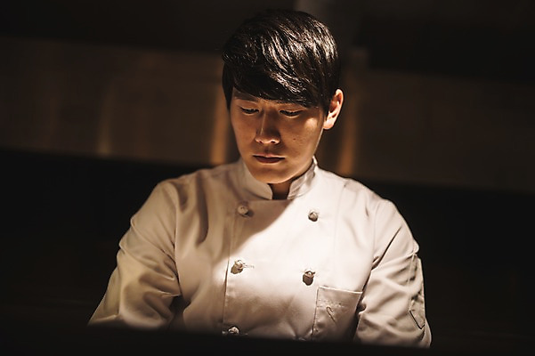 포토 JPG 응시 남자 피자 실내 한명 사람 상반신 20대 앞모습 요리사 한국인 조리복 집중 실습 신입 성인남자한명만 국내포토 직업 1 시선 뷰포인트 컨셉 유니폼 패스트푸드 서양음식 동양인 청년 내부 남자한명만 성인남자만 파일형식