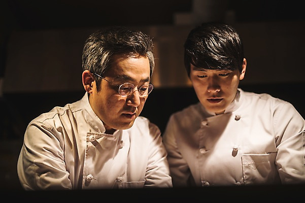 포토 JPG 응시 남자 40대 피자 실내 사람 상반신 20대 두명 앞모습 요리사 한국인 가르침 고수 조리복 집중 제자 실습 신입 남자만 국내포토 직업 시선 교육 뷰포인트 중년 컨셉 유니폼 패스트푸드 서양음식 동양인 청년 내부 향신료 파일형식