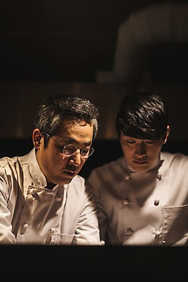 포토 JPG 응시 남자 40대 피자 실내 설명 사람 상반신 20대 두명 앞모습 요리사 한국인 가르침 고수 조리복 집중 제자 실습 신입 남자만 국내포토 직업 시선 교육 뷰포인트 중년 컨셉 유니폼 모션 패스트푸드 서양음식 동양인 청년 내부 향신료 파일형식