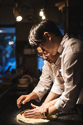 포토 JPG 응시 남자 40대 전등 피자 실내 설명 사람 상반신 20대 두명 옆모습 주방 요리사 한국인 잡기 가르침 고수 조리복 밀가루 제자 실습 밀가루반죽 도우 신입 남자만 국내포토 직업 시선 교육 뷰포인트 중년 유니폼 모션 조명 패스트푸드 서양음식 동양인 청년 내부 가루 향신료 반죽 파일형식