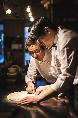 포토 JPG 응시 남자 40대 전등 피자 실내 설명 사람 상반신 20대 두명 옆모습 주방 요리사 한국인 가르침 고수 조리복 밀가루 제자 실습 밀가루반죽 도우 신입 남자만 국내포토 직업 시선 교육 뷰포인트 중년 유니폼 모션 조명 패스트푸드 서양음식 동양인 청년 내부 가루 향신료 반죽 파일형식
