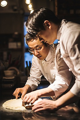 포토 JPG 응시 남자 40대 전등 피자 실내 설명 사람 상반신 20대 두명 옆모습 주방 요리사 한국인 가르침 고수 조리복 밀가루 제자 실습 밀가루반죽 도우 신입 남자만 국내포토 직업 시선 교육 뷰포인트 중년 유니폼 모션 조명 패스트푸드 서양음식 동양인 청년 내부 가루 향신료 반죽 파일형식