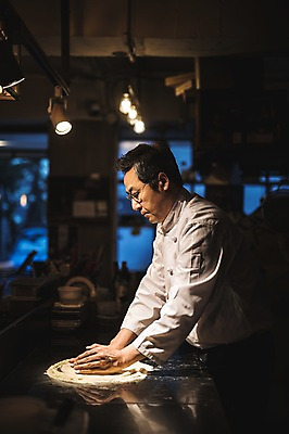 포토 JPG 응시 남자 40대 전등 피자 실내 한명 사람 상반신 옆모습 주방 요리사 한국인 고수 조리복 밀가루 밀가루반죽 도우 중년남자한명만 국내포토 직업 1 시선 뷰포인트 중년 유니폼 조명 패스트푸드 서양음식 동양인 내부 가루 향신료 반죽 남자한명만 중년남자만 파일형식