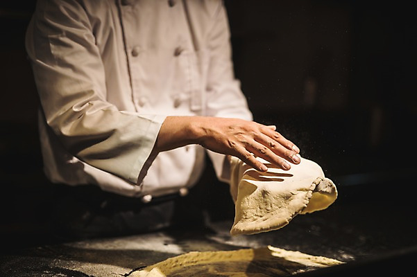 포토 JPG 남자 40대 피자 실내 한명 사람 상반신 신체부위 요리사 한국인 양손 고수 조리복 밀가루 밀가루반죽 도우 중년남자한명만 국내포토 직업 1 손 중년 유니폼 패스트푸드 서양음식 동양인 내부 가루 향신료 반죽 남자한명만 중년남자만 파일형식