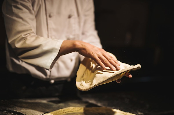 포토 JPG 남자 40대 피자 실내 한명 사람 근접촬영 상반신 신체부위 요리사 한국인 양손 고수 조리복 밀가루반죽 도우 중년남자한명만 국내포토 직업 1 손 뷰포인트 중년 유니폼 패스트푸드 서양음식 동양인 내부 향신료 반죽 남자한명만 중년남자만 파일형식