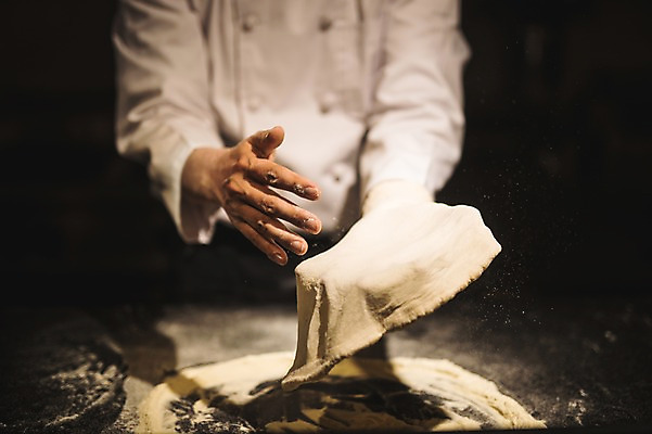 포토 JPG 남자 40대 피자 실내 한명 사람 상반신 앞모습 신체부위 요리사 한국인 양손 고수 조리복 밀가루 밀가루반죽 도우 중년남자한명만 국내포토 직업 1 손 뷰포인트 중년 유니폼 패스트푸드 서양음식 동양인 내부 가루 향신료 반죽 남자한명만 중년남자만 파일형식