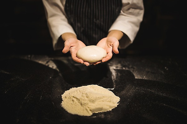 포토 JPG 남자 피자 실내 한명 들기 사람 20대 신체부위 요리사 앞치마 한국인 양손 조리복 밀가루 실습 밀가루반죽 도우 신입 성인남자한명만 국내포토 직업 1 손 유니폼 모션 패스트푸드 서양음식 동양인 청년 내부 가루 반죽 남자한명만 성인남자만 파일형식