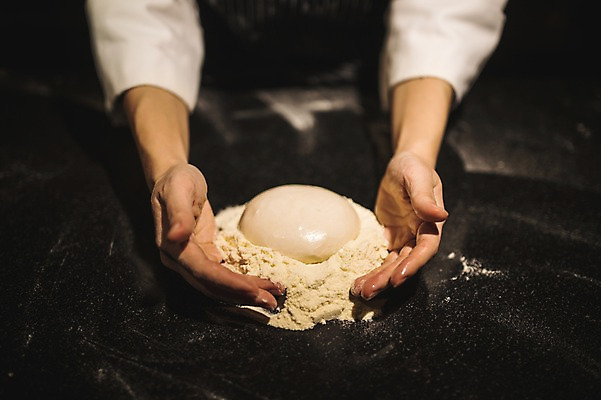 포토 JPG 남자 피자 실내 한명 사람 근접촬영 20대 신체부위 요리사 한국인 양손 조리복 실습 밀가루반죽 도우 신입 성인남자한명만 국내포토 직업 1 손 뷰포인트 유니폼 패스트푸드 서양음식 동양인 청년 내부 반죽 남자한명만 성인남자만 파일형식