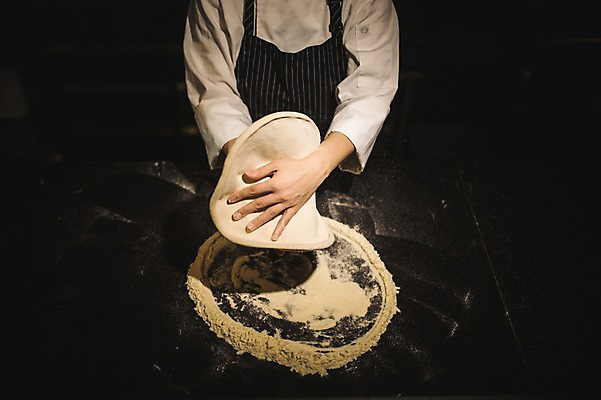 포토 JPG 손 남자 피자 실내 한명 사람 상반신 20대 앞모습 신체부위 요리사 앞치마 한국인 양손 반죽 실습 밀가루반죽 도우 돌리기 신입 성인남자한명만 국내포토 직업 1 뷰포인트 모션 패스트푸드 서양음식 동양인 청년 내부 남자한명만 성인남자만 파일형식