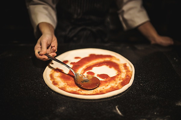 포토 JPG 남자 피자 실내 한명 사람 근접촬영 상반신 20대 신체부위 숟가락 요리사 한국인 양손 바르기 실습 토마토소스 신입 성인남자한명만 국내포토 직업 1 손 뷰포인트 모션 패스트푸드 서양음식 수저 동양인 청년 내부 소스_음식 남자한명만 성인남자만 파일형식