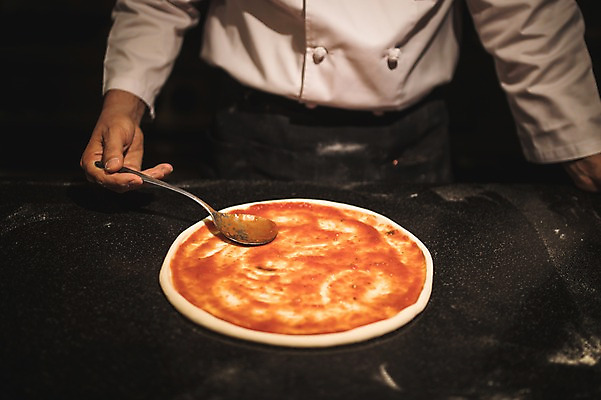 포토 JPG 손 남자 40대 피자 실내 한명 사람 상반신 앞모습 신체부위 숟가락 요리사 앞치마 한국인 고수 조리복 바르기 토마토소스 중년남자한명만 국내포토 직업 1 뷰포인트 중년 유니폼 모션 패스트푸드 서양음식 수저 동양인 내부 소스_음식 향신료 남자한명만 중년남자만 파일형식