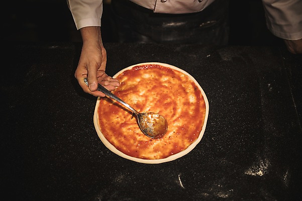 포토 JPG 손 남자 40대 피자 실내 한명 사람 신체부위 숟가락 요리사 한국인 고수 조리복 바르기 토마토소스 중년남자한명만 국내포토 직업 1 중년 유니폼 모션 패스트푸드 서양음식 수저 동양인 내부 소스_음식 향신료 남자한명만 중년남자만 파일형식