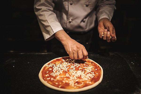 포토 JPG 남자 40대 치즈 피자 실내 한명 사람 신체부위 요리사 한국인 양손 고수 조리복 뿌리기 토핑 중년남자한명만 국내포토 직업 1 손 중년 유니폼 모션 유제품 패스트푸드 서양음식 동양인 내부 향신료 남자한명만 중년남자만 파일형식