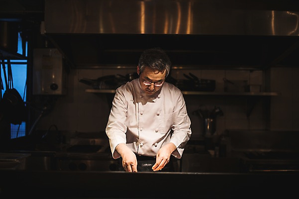 포토 JPG 응시 남자 40대 피자 실내 한명 사람 상반신 앞모습 주방 요리사 한국인 고수 조리복 중년남자한명만 국내포토 직업 1 시선 뷰포인트 중년 유니폼 패스트푸드 서양음식 동양인 내부 향신료 남자한명만 중년남자만 파일형식