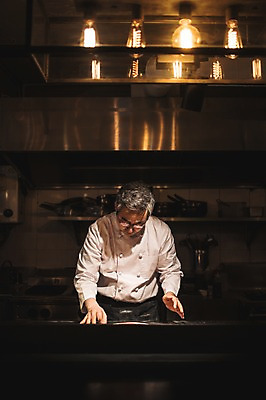 포토 JPG 응시 남자 40대 전등 피자 실내 한명 사람 상반신 앞모습 주방 요리사 한국인 고수 조리복 집중 중년남자한명만 국내포토 직업 1 시선 뷰포인트 중년 컨셉 유니폼 조명 패스트푸드 서양음식 동양인 내부 향신료 남자한명만 중년남자만 파일형식