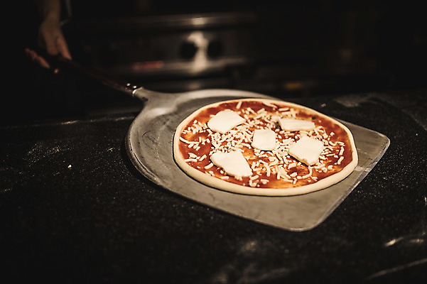 포토 JPG 손 40대 치즈 피자 실내 근접촬영 신체부위 한국인 고수 굽기 넣기 화덕 화덕피자 중년남자한명만 국내포토 뷰포인트 중년 모션 유제품 패스트푸드 서양음식 사람 동양인 내부 구이 향신료 화로 남자한명만 중년남자만 파일형식