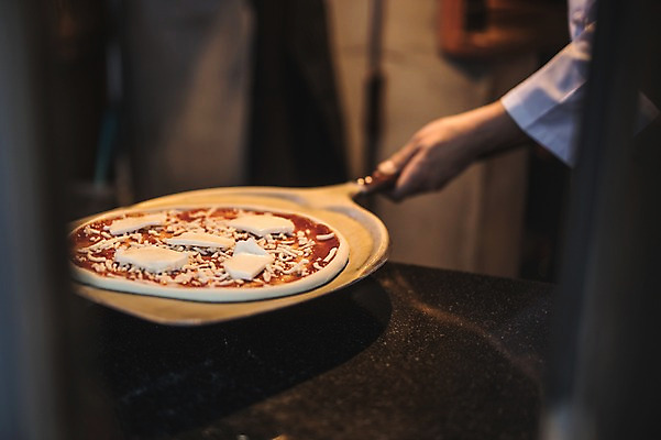 포토 JPG 손 40대 치즈 피자 실내 근접촬영 상반신 신체부위 한국인 고수 조리복 넣기 화덕 중년남자한명만 국내포토 뷰포인트 중년 유니폼 모션 유제품 패스트푸드 서양음식 사람 동양인 내부 향신료 화로 남자한명만 중년남자만 파일형식