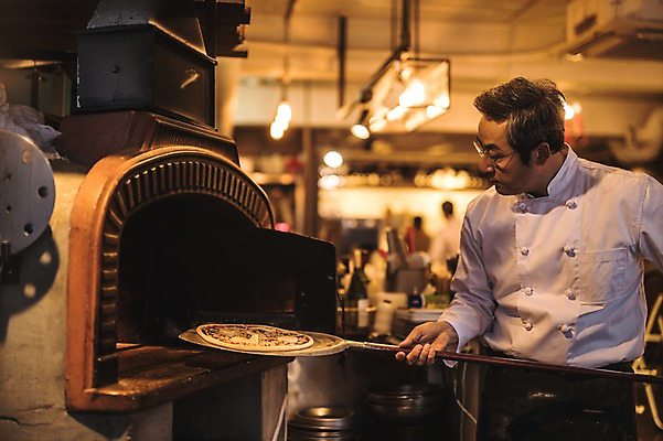 포토 JPG 응시 남자 40대 전등 피자 실내 한명 사람 상반신 옆모습 주방 요리사 한국인 고수 조리복 넣기 피자집 화덕 화덕피자 중년남자한명만 국내포토 직업 1 시선 뷰포인트 중년 유니폼 모션 조명 패스트푸드 서양음식 동양인 내부 상점 향신료 화로 남자한명만 중년남자만 파일형식