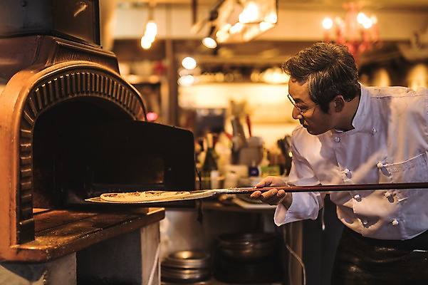 포토 JPG 응시 남자 40대 전등 피자 실내 한명 사람 상반신 앞모습 주방 요리사 한국인 고수 넣기 피자집 화덕 화덕피자 중년남자한명만 국내포토 직업 1 시선 뷰포인트 중년 모션 조명 패스트푸드 서양음식 동양인 내부 상점 향신료 화로 남자한명만 중년남자만 파일형식