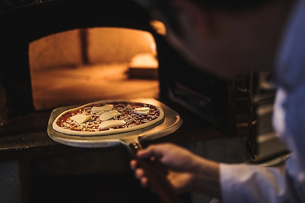 포토 JPG 손 응시 남자 40대 치즈 피자 실내 한명 사람 상반신 옆모습 신체부위 빛 요리사 한국인 고수 조리복 넣기 화덕 중년남자한명만 국내포토 직업 1 시선 뷰포인트 중년 유니폼 모션 유제품 패스트푸드 서양음식 동양인 내부 향신료 화로 남자한명만 중년남자만 파일형식