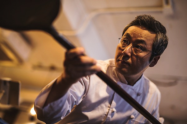 포토 JPG 응시 남자 40대 피자 실내 한명 사람 상반신 앞모습 요리사 한국인 고수 조리복 넣기 화덕 중년남자한명만 국내포토 직업 1 시선 뷰포인트 중년 유니폼 모션 패스트푸드 서양음식 동양인 내부 향신료 화로 남자한명만 중년남자만 파일형식