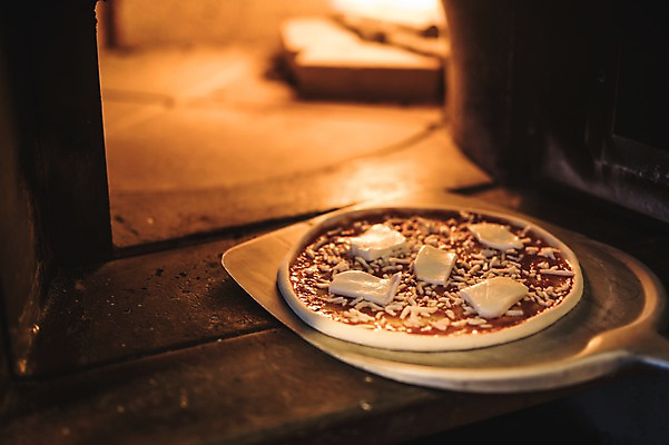 포토 JPG 치즈 피자 실내 근접촬영 사람없음 굽기 실습 넣기 신입 화덕 화덕피자 국내포토 뷰포인트 모션 유제품 패스트푸드 서양음식 내부 구이 화로 파일형식