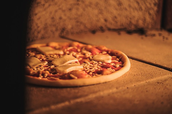 포토 JPG 치즈 피자 실내 근접촬영 사람없음 굽기 토핑 실습 넣기 신입 화덕 화덕피자 국내포토 뷰포인트 모션 유제품 패스트푸드 서양음식 내부 구이 화로 파일형식