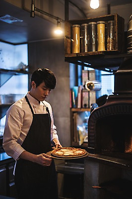 포토 JPG 응시 남자 전등 피자 실내 한명 들기 사람 상반신 20대 옆모습 주방 요리사 앞치마 한국인 실습 신입 피자집 화덕 성인남자한명만 국내포토 직업 1 시선 뷰포인트 모션 조명 패스트푸드 서양음식 동양인 청년 내부 상점 화로 남자한명만 성인남자만 파일형식