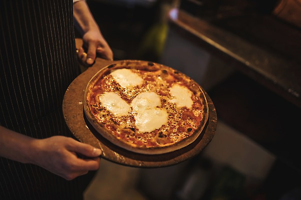 포토 JPG 남자 피자 실내 한명 들기 사람 상반신 20대 옆모습 신체부위 요리사 앞치마 한국인 양손 실습 신입 성인남자한명만 국내포토 직업 1 손 뷰포인트 모션 패스트푸드 서양음식 동양인 청년 내부 남자한명만 성인남자만 파일형식