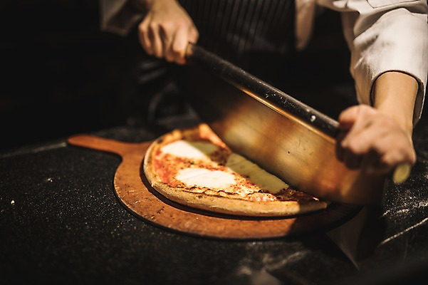 포토 JPG 남자 피자 실내 한명 사람 근접촬영 상반신 20대 신체부위 요리사 앞치마 한국인 양손 칼 자르기 실습 신입 성인남자한명만 국내포토 직업 1 손 뷰포인트 모션 패스트푸드 서양음식 동양인 청년 내부 남자한명만 성인남자만 파일형식