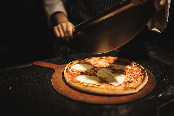 포토 JPG 손 남자 피자 실내 한명 사람 상반신 20대 앞모습 신체부위 요리사 앞치마 한국인 칼 자르기 실습 신입 성인남자한명만 국내포토 직업 1 뷰포인트 모션 패스트푸드 서양음식 동양인 청년 내부 남자한명만 성인남자만 파일형식