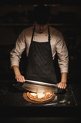 포토 JPG 응시 남자 피자 실내 한명 사람 상반신 20대 앞모습 요리사 앞치마 한국인 칼 자르기 실습 신입 성인남자한명만 국내포토 직업 1 시선 뷰포인트 모션 패스트푸드 서양음식 동양인 청년 내부 남자한명만 성인남자만 파일형식