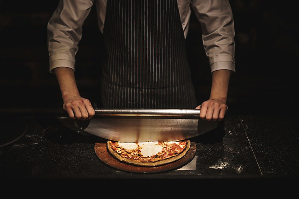 포토 JPG 남자 피자 실내 한명 사람 상반신 20대 앞모습 신체부위 요리사 앞치마 한국인 양손 칼 자르기 실습 신입 성인남자한명만 국내포토 직업 1 손 뷰포인트 모션 패스트푸드 서양음식 동양인 청년 내부 남자한명만 성인남자만 파일형식