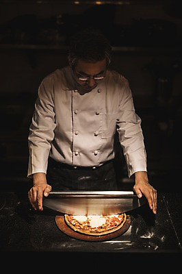 포토 JPG 응시 남자 40대 피자 실내 한명 사람 상반신 앞모습 요리사 한국인 칼 고수 조리복 자르기 중년남자한명만 국내포토 직업 1 시선 뷰포인트 중년 유니폼 모션 패스트푸드 서양음식 동양인 내부 향신료 남자한명만 중년남자만 파일형식