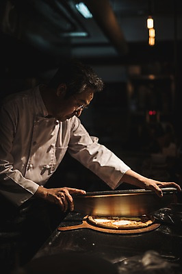 포토 JPG 응시 남자 40대 전등 피자 실내 한명 사람 상반신 옆모습 요리사 한국인 칼 고수 조리복 자르기 피자조각 중년남자한명만 국내포토 직업 1 시선 뷰포인트 조각 중년 유니폼 모션 조명 패스트푸드 서양음식 동양인 내부 향신료 남자한명만 중년남자만 파일형식