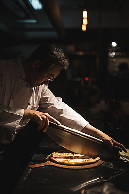 포토 JPG 응시 남자 40대 전등 피자 실내 한명 사람 상반신 옆모습 요리사 한국인 칼 고수 조리복 자르기 피자조각 중년남자한명만 국내포토 직업 1 시선 뷰포인트 조각 중년 유니폼 모션 조명 패스트푸드 서양음식 동양인 내부 향신료 남자한명만 중년남자만 파일형식