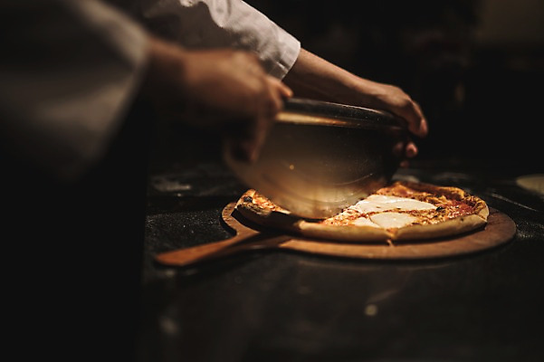 포토 JPG 남자 40대 피자 실내 한명 사람 상반신 신체부위 요리사 한국인 양손 칼 고수 자르기 피자조각 중년남자한명만 국내포토 직업 1 손 조각 중년 모션 패스트푸드 서양음식 동양인 내부 향신료 남자한명만 중년남자만 파일형식