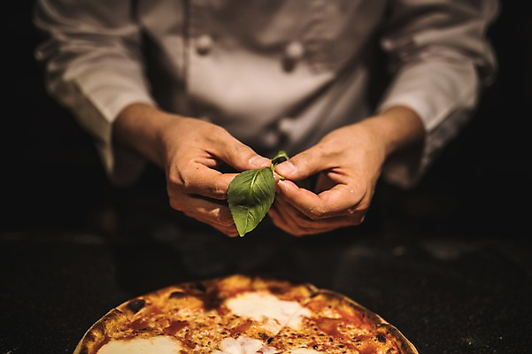 포토 JPG 남자 40대 피자 실내 한명 들기 사람 상반신 앞모습 신체부위 요리사 한국인 고수 조리복 토핑 손모으기 바질 중년남자한명만 국내포토 직업 1 뷰포인트 중년 유니폼 모션 패스트푸드 서양음식 동양인 손짓 내부 향신료 남자한명만 중년남자만 파일형식