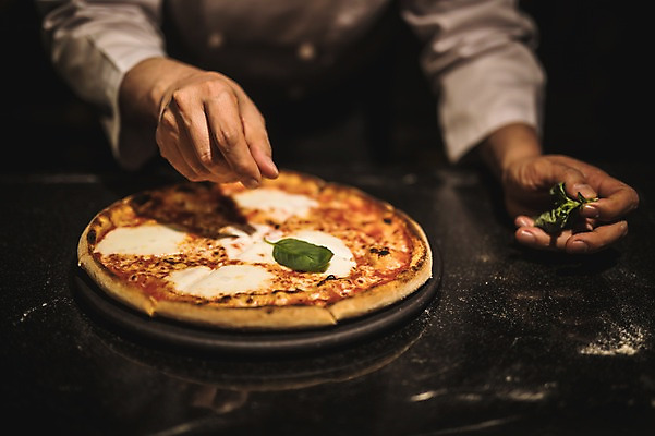 포토 JPG 남자 40대 피자 실내 한명 사람 상반신 앞모습 신체부위 요리사 한국인 양손 고수 토핑 바질 중년남자한명만 국내포토 직업 1 손 뷰포인트 중년 패스트푸드 서양음식 동양인 내부 향신료 남자한명만 중년남자만 파일형식