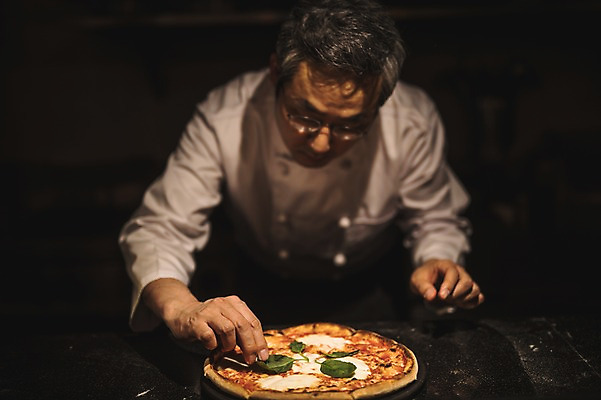 포토 JPG 응시 남자 40대 피자 실내 한명 사람 상반신 앞모습 요리사 한국인 고수 조리복 집중 토핑 바질 중년남자한명만 국내포토 직업 1 시선 뷰포인트 중년 컨셉 유니폼 패스트푸드 서양음식 동양인 내부 향신료 남자한명만 중년남자만 파일형식