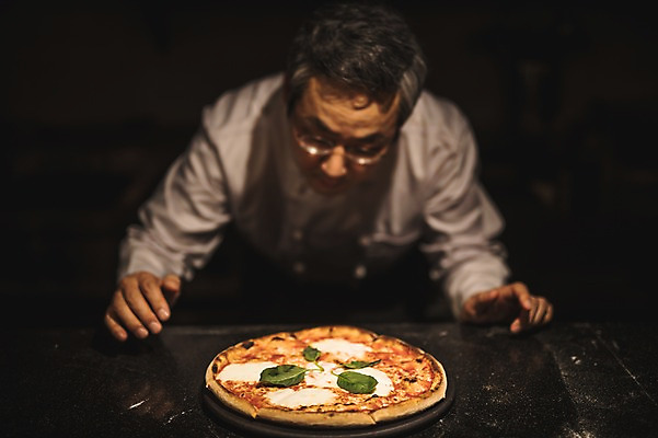 포토 JPG 응시 남자 40대 피자 실내 한명 사람 상반신 앞모습 요리사 한국인 고수 조리복 바질 중년남자한명만 국내포토 직업 1 시선 뷰포인트 중년 유니폼 패스트푸드 서양음식 동양인 내부 향신료 남자한명만 중년남자만 파일형식