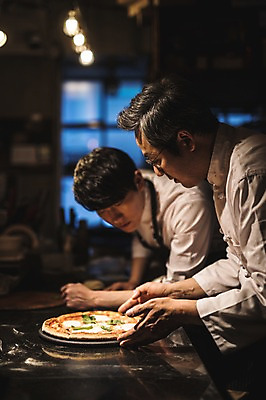 포토 JPG 응시 남자 40대 창문 전등 피자 실내 사람 상반신 20대 두명 옆모습 요리사 앞치마 한국인 가르침 고수 조리복 토핑 제자 실습 바질 신입 남자만 국내포토 직업 시선 교육 뷰포인트 중년 유니폼 조명 패스트푸드 서양음식 동양인 청년 내부 향신료 파일형식