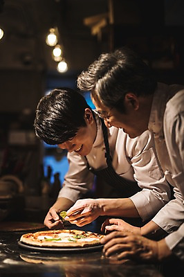 포토 JPG 남자 40대 전등 피자 실내 미소 사람 상반신 20대 두명 옆모습 요리사 한국인 가르침 고수 토핑 제자 실습 바질 신입 남자만 국내포토 직업 교육 뷰포인트 중년 조명 패스트푸드 서양음식 표정 동양인 청년 내부 향신료 파일형식