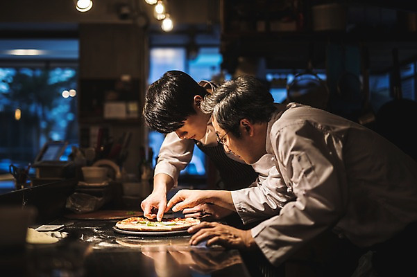 포토 JPG 응시 남자 40대 전등 피자 실내 사람 상반신 20대 두명 옆모습 요리사 한국인 가르침 고수 조리복 토핑 제자 실습 신입 남자만 국내포토 직업 시선 교육 뷰포인트 중년 유니폼 조명 패스트푸드 서양음식 동양인 청년 내부 향신료 파일형식